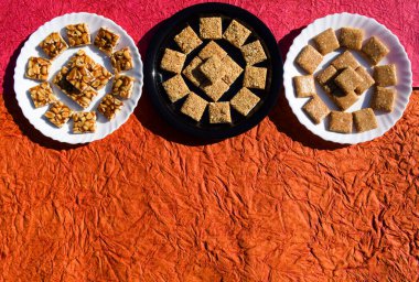 Lezzetli Hint sankranti festivali spesiyali Chiiki. Fıstık, Rajgira ya da Amaranth ve Ezilmiş Fıstık Chikki gibi üç çeşit chikki.
