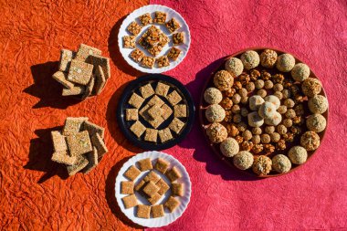 Makar Sankranti festivali Jaggery ve susam tohumlarından yapılmış tatlı yemekler, fıstık, araranth tohumları, puflanmış pirinç. Uttarayan yemeği Til laddu, Til gur chikki, fıstık chiki, rajgira laddu