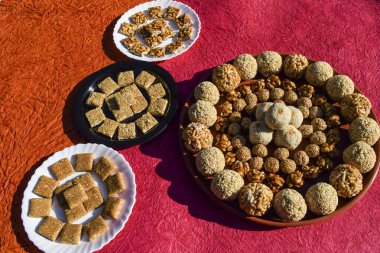 Makar Sankranti festivali Jaggery ve susam tohumlarından yapılmış tatlı yemekler, fıstık, araranth tohumları, puflanmış pirinç. Uttarayan yemeği Til laddu, Til gur chikki, fıstık chiki, rajgira laddu
