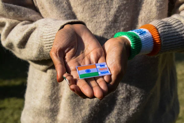 Female Holding Indian Badge Meaning Lovely India Ocassion Republic Day — Stock Photo, Image