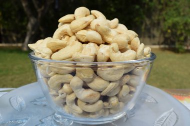 Şeffaf kasede istiflenmiş kaju fıstıkları. Hindistan, Güney Asyalı, Kaju fındıklı kuru meyve. Hint Pakistanlı dru kaaju 'ya uyuyor