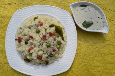 Rava Upma / Uppuma Güney Hindistan kahvaltısı turşulu bir kasede servis edilir. seçici odak