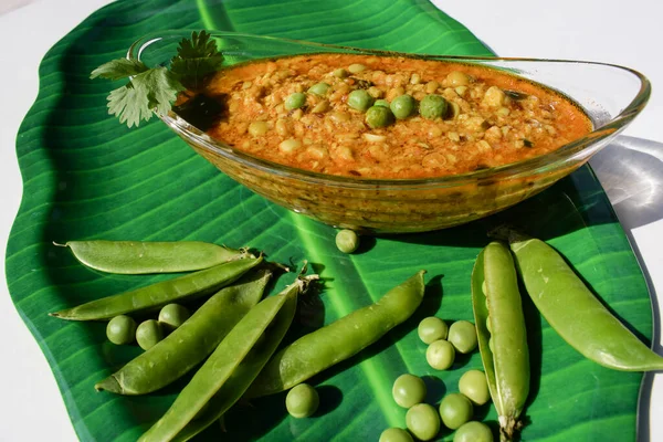 Friss Zöldborsó Dal Lüktet Tálban Nyúl Matar Daal Díszített Borsó — Stock Fotó