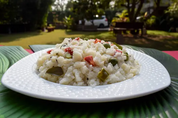 Leckeres Indisches Frühstück Aus Gemüse Upma Serviert Mit Kokosnuss Chutney — Stockfoto