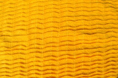 Güzel sarı kumaş arka plan. Parlak sarı renkli dikey çizgili yumuşak kumaş arkaplanı