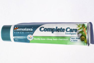 Himalaya markası, bitkisel diş macunu. Neem 'le birlikteyken, üç farklı şifalı ot kullanırım. Beyaz arka planda Hint marka diş macunu tüpü.