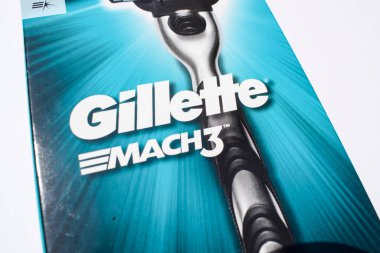 Gillette mach 3 adamın kişisel sağlık ürünleri ünlü Gillette marka traş jiletini normal mavi kutu ambalajıyla tıraş ediyor.