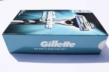 Gillette mach 3 adamın kişisel sağlık ürünleri ünlü Gillette marka traş jiletini normal mavi kutu ambalajıyla tıraş ediyor.
