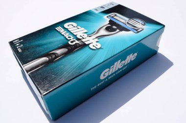 Gillette mach 3 adamın kişisel sağlık ürünleri ünlü Gillette marka traş jiletini normal mavi kutu ambalajıyla tıraş ediyor.