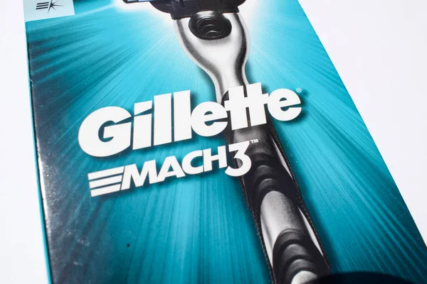 Gillette mach 3 adamın kişisel sağlık ürünleri ünlü Gillette marka traş jiletini normal mavi kutu ambalajıyla tıraş ediyor.