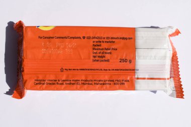 Hindistan 'da turuncu ambalajlı 20 rupiye satılan beyaz kumaş yıkama barı. Deterjan sabunu. Çiçek aromalı ekstra bedava.