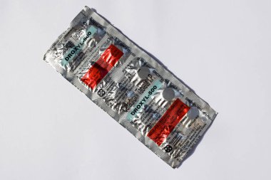 Droxyl beyaz arka planda 500 mg ilaç. Cefadroxil boğaz ağrısı, bateryal ve viral enfeksiyonlar gibi semptomlarda antibiyotik olarak kullanılır. Ya da vücuttaki herhangi bir enfeksiyon.