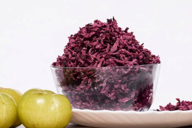 Amla Mukhwas ya da Hint Bektaşi üzümlü ağız spreyi rendelenmiş pancar kökü renginde yapılır. Sindirim amaçlı ve ferahlatıcı. Bir kase Sun rendelenmiş beni meyvesi evde yapılır ve servis edilir.