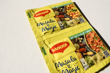Maggi masala sihirli kesesi beyaz arka planda izole edilmiş. Hint körilerinde yaygın olarak kullanılan tat geliştirmek için Nestle Spice Masala 'nın Maggi markası.