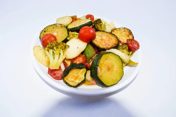 Frischer Hausgemachter Salat Mit Roten Kirschtomaten Brokkoli Pfirsich Grüner Zucchini — Stockfoto