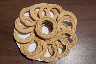 Makar, Sakinalu veya Chakinalu adlı özel bir yemek festivalini batırdı. Çember şeklinde çıtır çıtır çıtır çay zamanı Hindistan telangana atıştırmalıkları öğütülmüş pirinç unu ve beyaz susam tohumlarından yapılır.