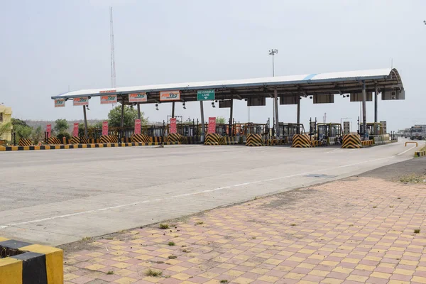 Hindistan 'da alışveriş merkezi. Hızlı etiket gişesi plaza araçları sırada. Hindistan Ulusal Otoyol Yönetimi veya NHAI