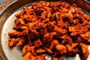 Lezzetli Hint mangosu turşusu hazırlığı. Ev yapımı mango turşusu veya Aam ka achar hazırlama dilimlenmiş çiğ mango ve baharat tozlu kırmızı biber tozu