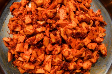 Lezzetli Hint mangosu turşusu hazırlığı. Ev yapımı mango turşusu veya Aam ka achar hazırlama dilimlenmiş çiğ mango ve baharat tozlu kırmızı biber tozu