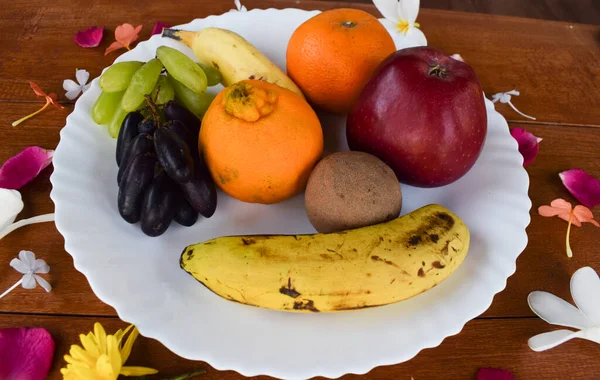 アップル オレンジ マルタ 2種類のバナナ グリーンブドウ ブラックブドウ サポータなどの多くの果物のミックス非常に健康的な朝食 — ストック写真