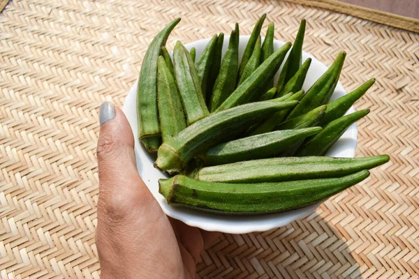 Самка Тримає Фрукти Fresh Okra Або Зелені Овочі Lady Finger — стокове фото