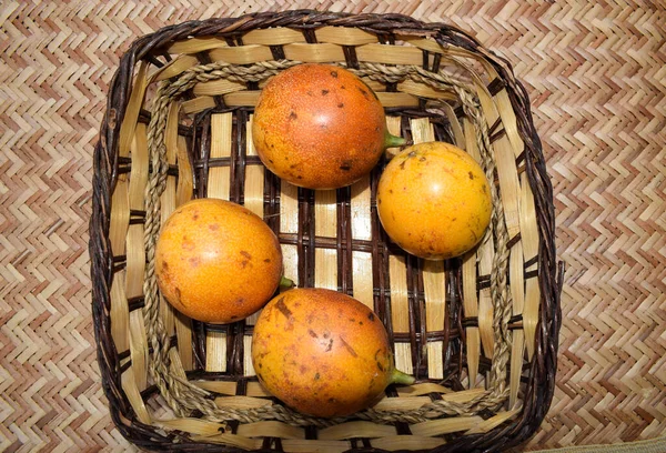 Passionfruits Wicker Basket Yellow Passionfruit Delicious Passion Fruits Basket Passionfruit — Stockfoto