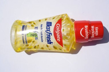 Bir şişe Colgate Plax Max taze antibakteriyel ağız. Colgate marka, Palmolive marka, taze baharatlı, sarı renkte. Colgate 'in ağız tazeliğinin arka görünüşü