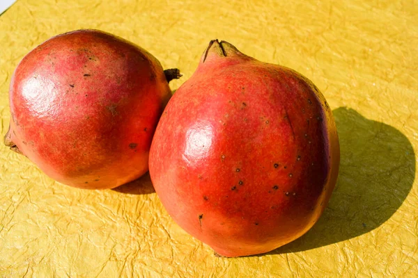 Φρούτα Ροδιού Κίτρινο Φόντο Ανοιχτό Κόκκινο Χρώμα Γυαλιστερό Φρέσκο Ρόδι — Φωτογραφία Αρχείου