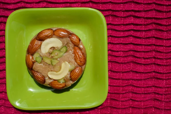 Lezzetli Soan Halwa ya da Sohan Halawa festivaller sırasında Hindistan ve Pakistan 'da yapılan geleneksel tatlı yemek. Badem, pista ve kaju fıstığı ile süslenmiş ve süslenmiş.