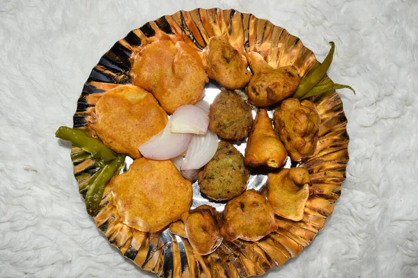 味道鲜美的印度茶点菜品混合蔬菜面食或混合牛肉煎饼 配上切碎的洋葱和油炸青椒 Potato Gobi Daal Wada混合土制 — 图库照片