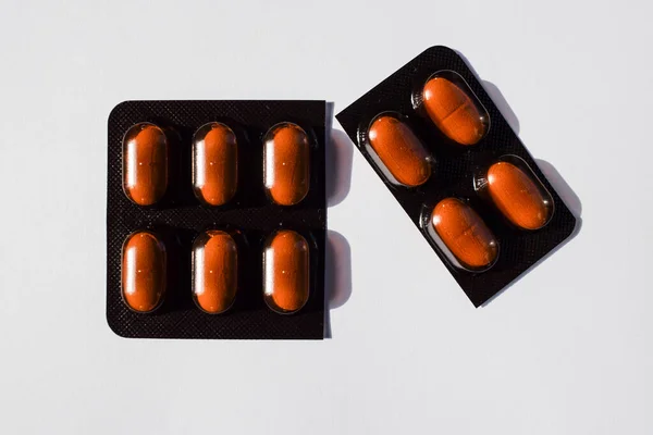 Kahverengi Pakette Tabletlik Ilaç Şeritleri Beyaz Arkaplanda Makasla Kesilmiş — Stok fotoğraf