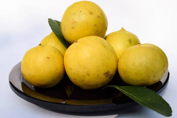 Свіжа Жовта Велика Купа Складених Лимонів Розташована Листя Лимона Кошику — стокове фото