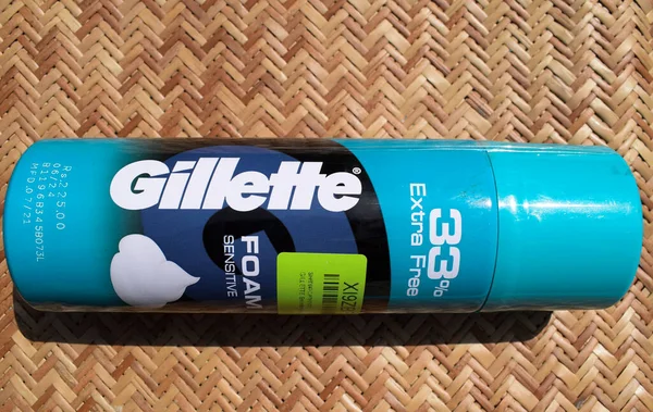 Gillette Classic Sensitive Brive Foam Blue Teal Color Bottle Процента — стоковое фото