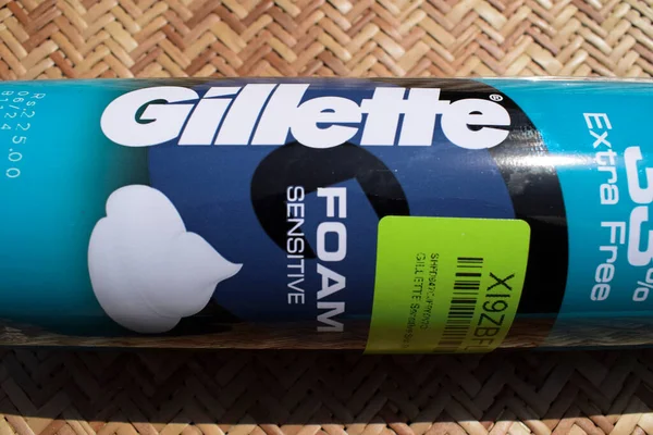Gillette Klasik Hassas Tıraş Köpüğü mavi deniz mavisi renkli şişede. Ahşap arka planda yüzde 33 ekstra paket