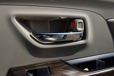 Maruti Suzuki Ertiga 'nın arabasının iç kapısının kilidini açın. Ön koltuk metalik çocuk kilidi.