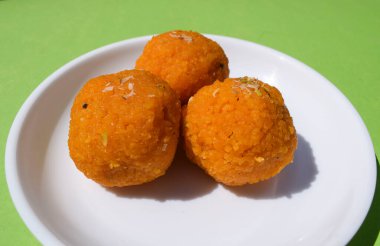 Motichur Laddu ya da nohuttan yapılmış motichoor ke ladoo ya da besan hamur tatlısı küçük damla yağda kızartıp tatlı toplara yuvarlandı. Festivalde geleneksel olarak yenir.