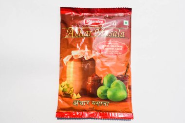 Kırmızı pakette Ramdev achar masala. Herhangi bir sebze ekleyerek turşu yapmak için baharat karışımı. Hint yemeği.