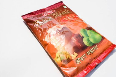 Kırmızı pakette Ramdev achar masala. Herhangi bir sebze ekleyerek turşu yapmak için baharat karışımı. Hint yemeği.