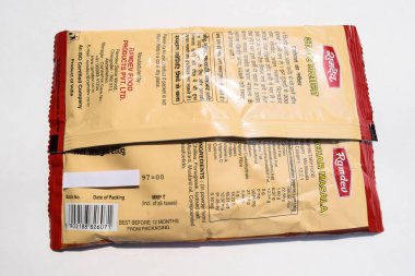 Kırmızı pakette Ramdev achar masala. Herhangi bir sebze ekleyerek turşu yapmak için baharat karışımı. Hint yemeği.