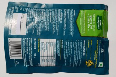 Tata sampann Moong dal chilla hazır yemekleri karıştırır. Chilla adında yeşil bir yemek tarifi hazırlamak için hazır. Hindistan 'dan 14 Haziran 2022' de beyaz arka planda izole edilmiş bir gıda ürünü.