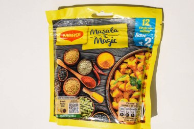 Maggi masala sihirli paketi. Yuvarlak markalı ürünler sarı ambalajda karıştırılıp yenmeye hazır. Anında yemek baharatları.