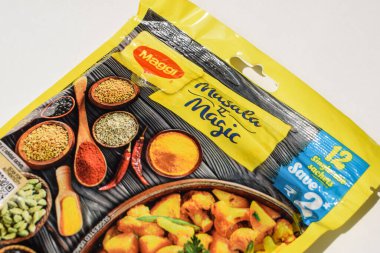 Maggi masala sihirli paketi. Yuvarlak markalı ürünler sarı ambalajda karıştırılıp yenmeye hazır. Anında yemek baharatları.