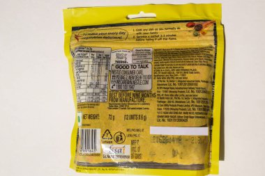 Maggi masala sihirli paketi. Yuvarlak markalı ürünler sarı ambalajda karıştırılıp yenmeye hazır. Anında yemek baharatları.