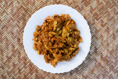 Jackfruit köri kızartması ya da Kathal Ki Sabji. Hint yemeği nefis. Orijinal ev yapımı Asya sebzesi..