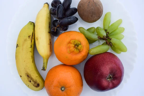 アップル オレンジ マルタ 2種類のバナナ グリーンブドウ ブラックブドウ サポータなどの多くの果物のミックス非常に健康的な朝食 — ストック写真