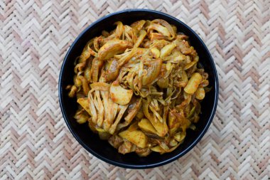 Lezzetli Jackfruit kızarmış köri. Hint yemeği nefis. Otantik Kathal Ki Sabji ev yapımı Asya sebzesi pişirildi. Fanas sabzi