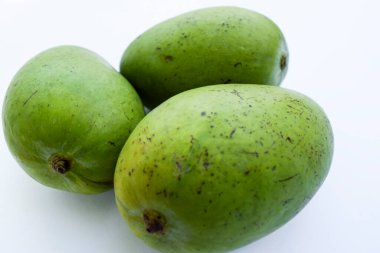 Yeşil çiğ mango meyvesi. Beyaz arka planda taze organik Hint meyveleri