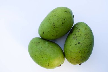 Yeşil çiğ mango meyvesi manzarası. Beyaz arka planda taze organik Hint meyveleri