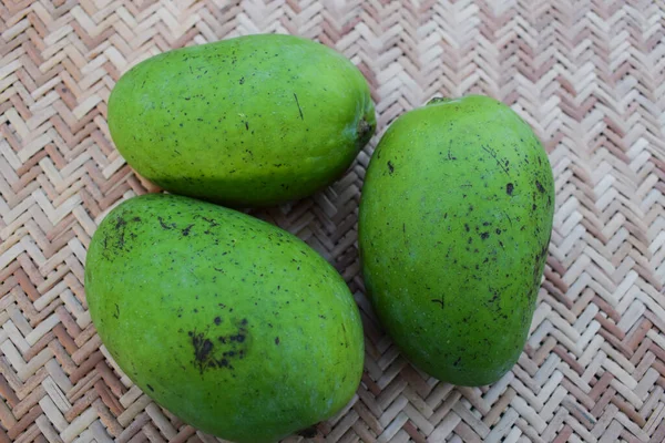 Top View Green Raw Mango Fruit Fresh Organic Indian Fruits — Stockfoto