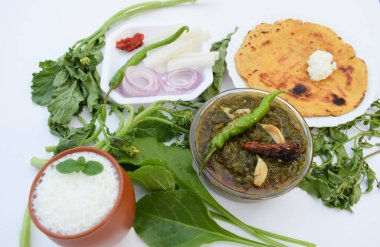 İndiaMakki roti ve sarson saag soğan biberli salata ve topraklanmış bir bardak tatlı lassi ile özgün bir şekilde beyaz tereyağı ve yeşil soğuk. Punjabi tarzı geleneksel yemekler.